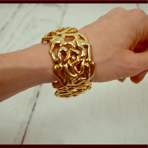 🆕Gold-toned Magnolia Bracelet - Expands - Picture 3 of 7